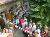 Gemeindefest im Freien mit vielen Gästen und Wimpelketten