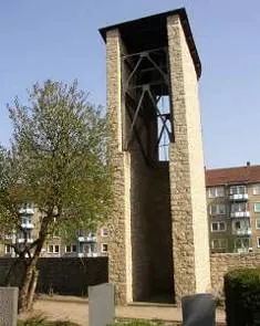 Der Böllberger Glockenturm mit offenem Glockenstuhl, vor dem Umbau 2014