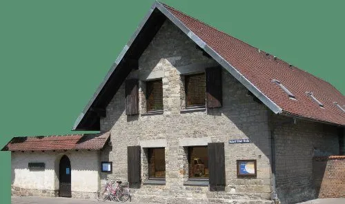 Das Gemeindezentrum Wörmlitz: ein Bruchsteinhaus mit steilem Ziegeldach und kleinem Anbau