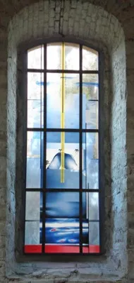 Das farbige Altarfenster der Wörmlitzer Kirche mit Petrusmotiv