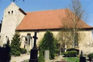 Die Wörmlitzer Kirche St. Petrus mit ihrem romanischen Westturm, davor der Friedhof